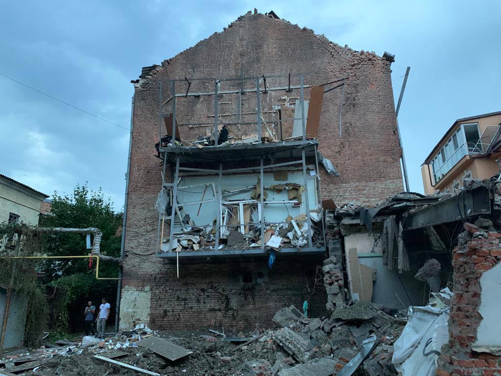 Російські окупанти обстріляли двір житлового будинку в Харкові