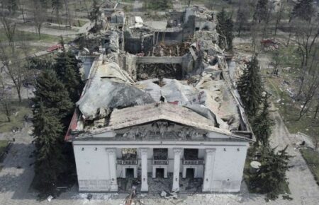 У Драмтеатрі Маріуполя окупанти заливають бетоном останки загиблих — міська рада