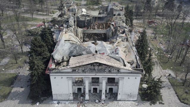 У Драмтеатрі Маріуполя окупанти заливають бетоном останки загиблих — міська рада