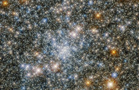 Телескоп Hubble снял скопление звезд в созвездии Стрелец (фото)