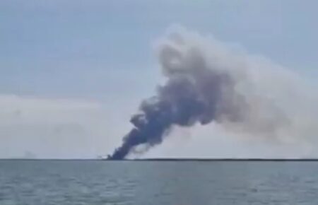 У бухту Севастополя зайшов військовий корабель РФ із обгорілим бортом —  Крим.Реалії