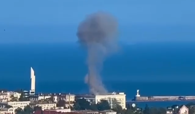 У Севастополі вибух у штабі чорноморського флоту, з даху йде дим (відео)