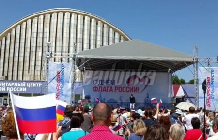 Окупанти провели у Херсоні «святкування» дня прапора РФ