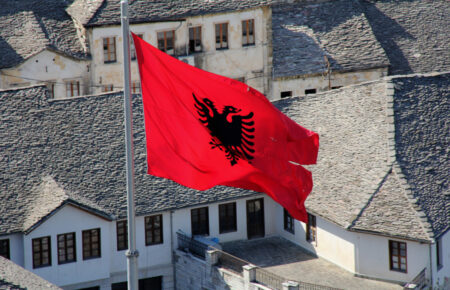 В Албанії затримали двох росіян та одну українку, які намагалися потрапити на військовий завод