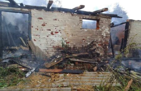 Російські окупанти поцілили у житловий будинок на Сумщині: постраждалі у лікарні, їхній дім відновленню не підлягає