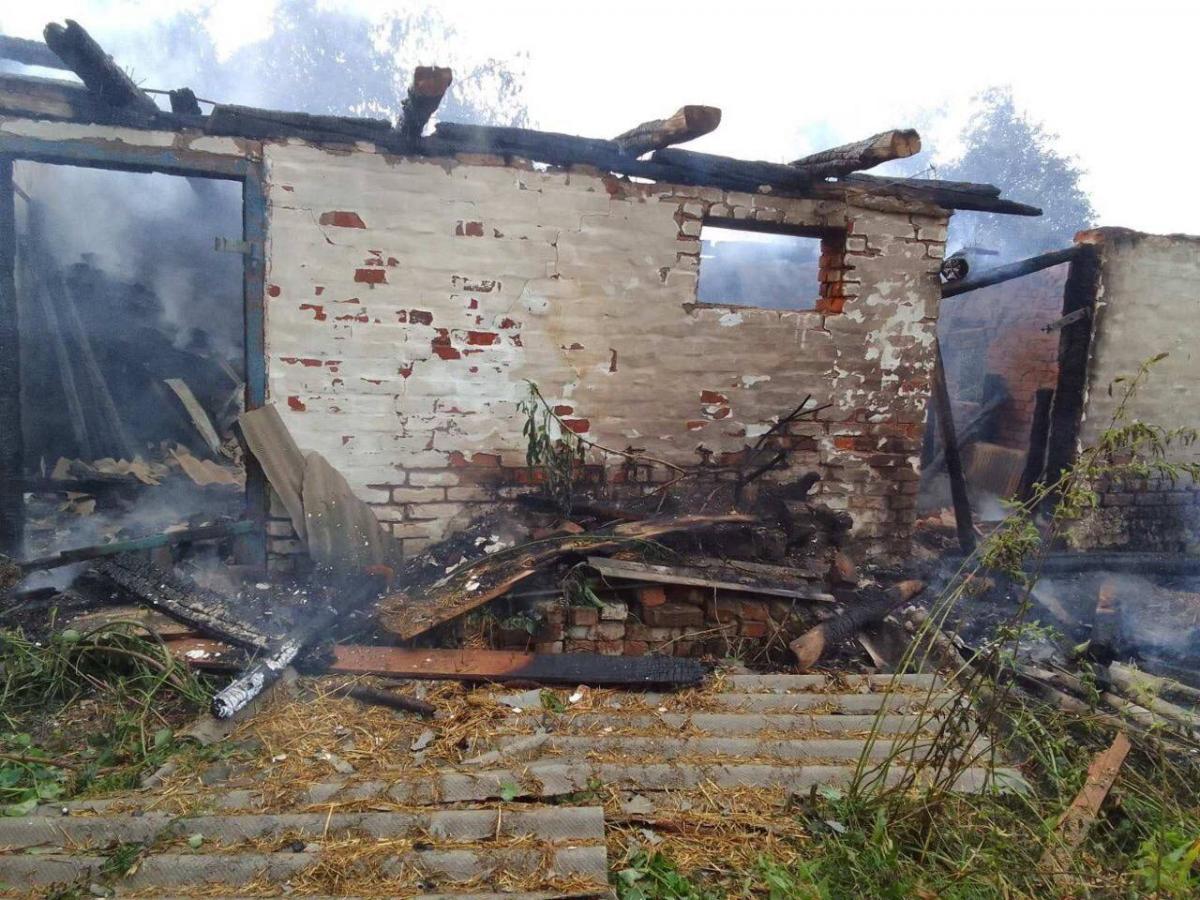 Російські окупанти поцілили у житловий будинок на Сумщині: постраждалі у лікарні, їхній дім відновленню не підлягає