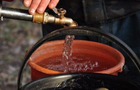 В Северодонецке люди пьют воду из скважины, которая расположена в 20 метрах от кладбища