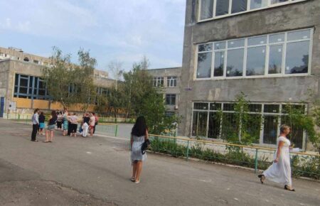 День знаний в Мариуполе: депутат Госдумы РФ пришел в школу к детям с пистолетом (фото)