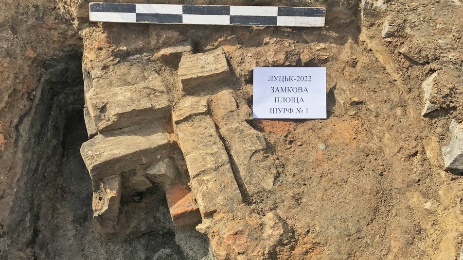 Археологи знайшли на площі у Луцьку фундамент мурованої споруди ХV-XVII сторіч