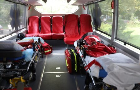Реанімація на колесах: як влаштований норвезький автобус для порятунку постраждалих від війни українців