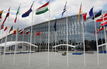 У штаб-квартирі НАТО збиралися представники 40 країн, щоб обговорити виготовлення зброї для України — NYT