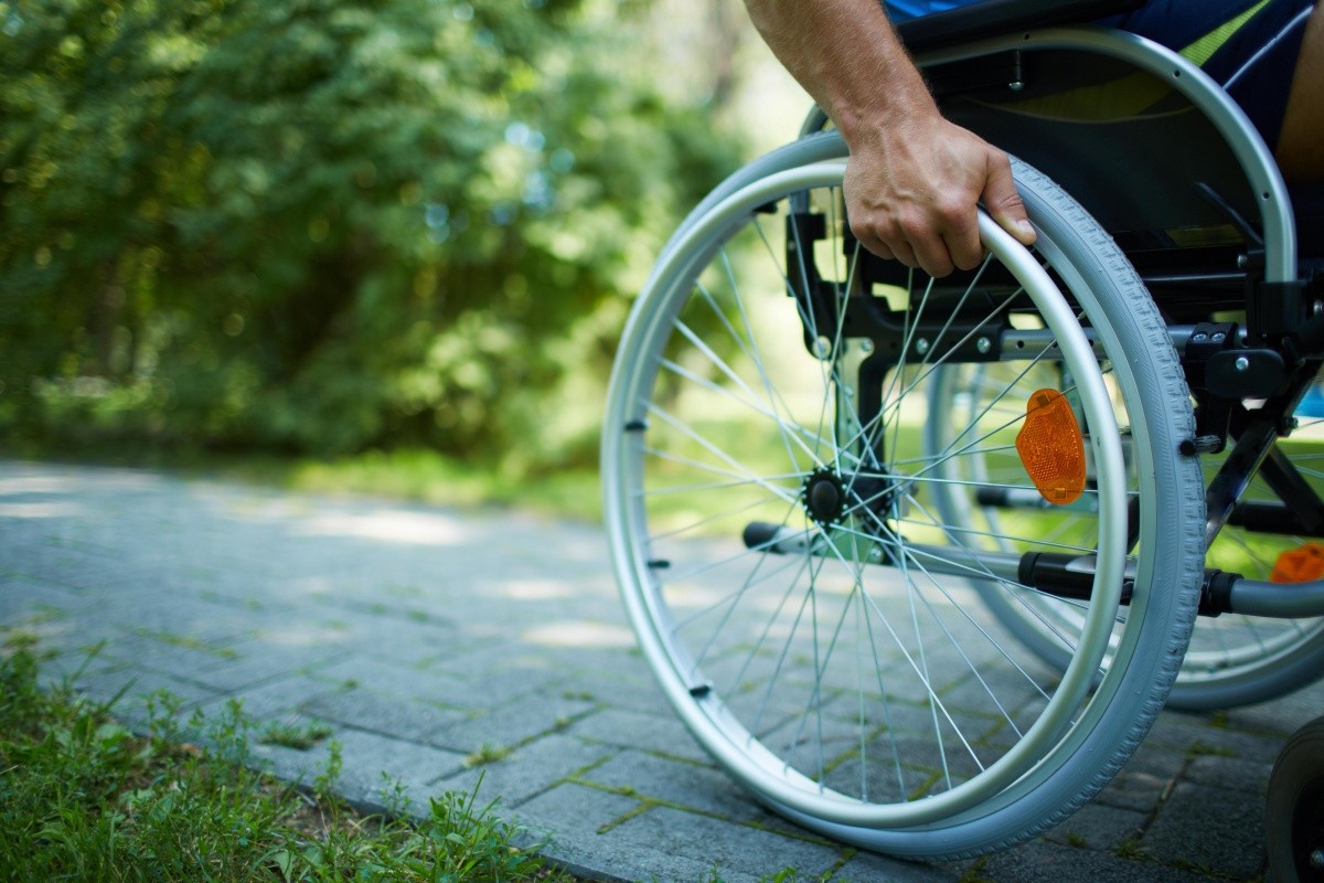 Уряд зняв обмеження на кількість виїздів за кордон для людей з інвалідністю
