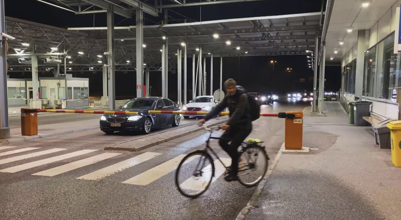 Границы Финляндии для россиян закрыли в полночь — последним успел велосипедист