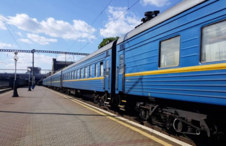 «Укрзалізниця» запускає потяги для евакуації людей з Криму: проїзд безкоштовний