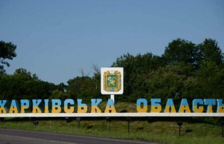 Росіяни атакували два житлові будинки у селищі на Харківщині: є постраждалі