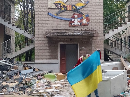У Маріуполі учасник спротиву зробив кілька світлин із українським прапором