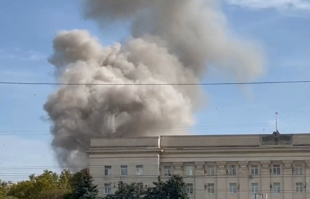 У Херсоні сталися вибухи будівлі обладміністрації: окупанти повідомляють про удари 5 ракетами (відео)