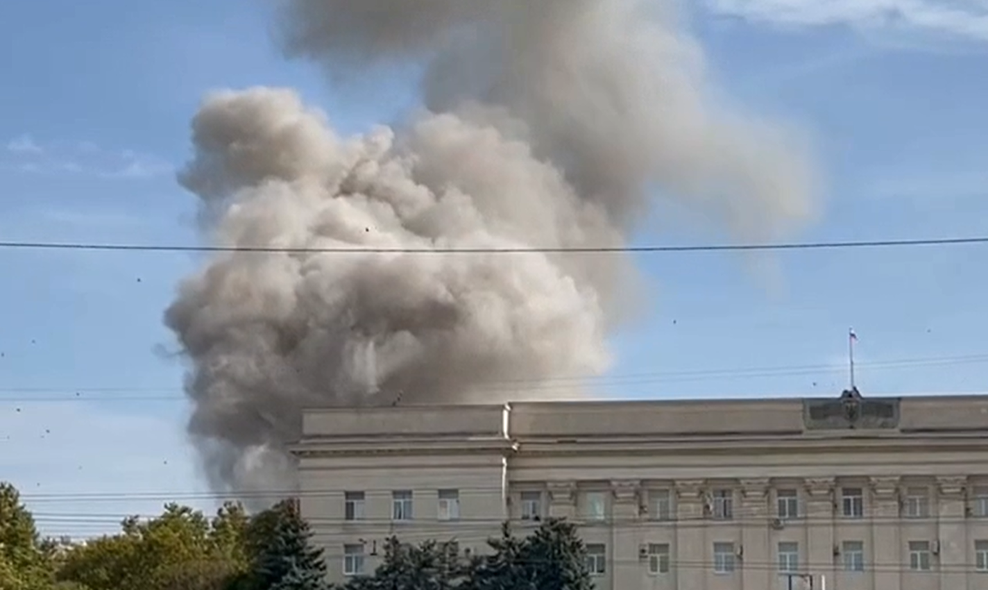 У Херсоні сталися вибухи будівлі обладміністрації: окупанти повідомляють про удари 5 ракетами (відео)