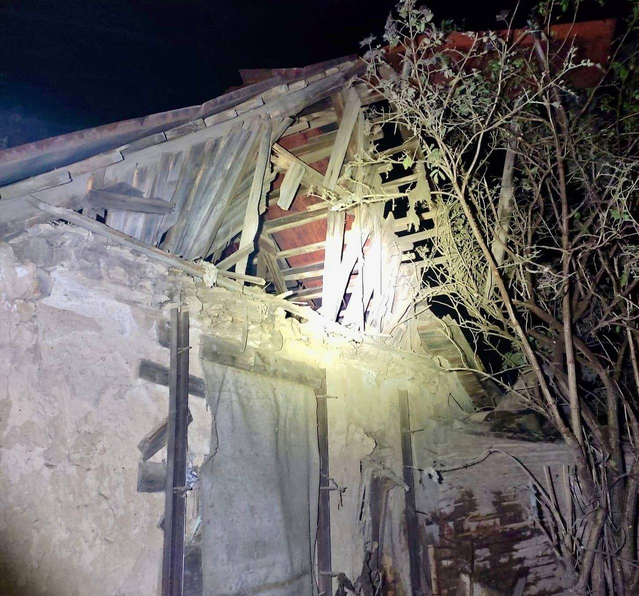 Армия РФ обстреляла Днепропетровщину: масштабные разрушения, кое-где нет электричества (фото)