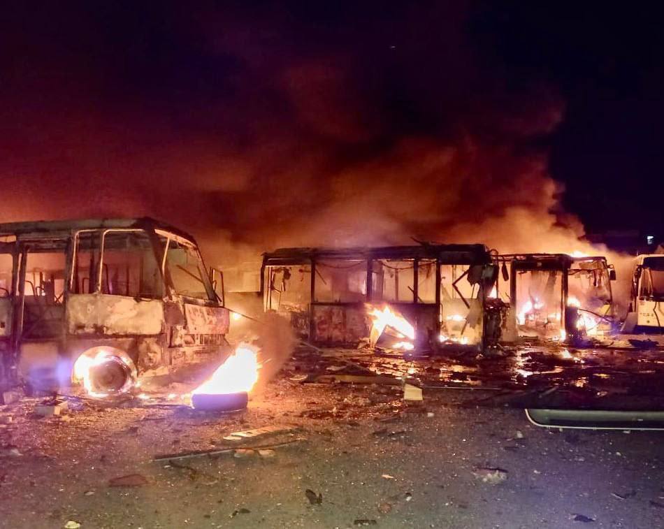 Окупанти знищили понад 100 автобусів на АТП у Дніпрі: Київ пообіцяв допомогу