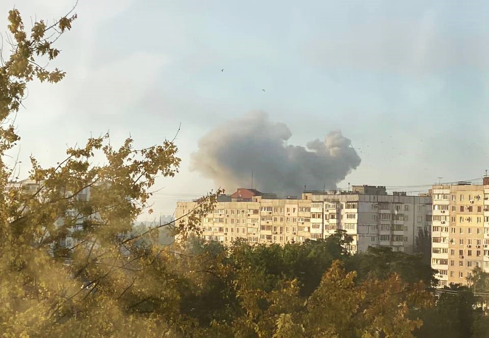 У Запоріжжі окупанти обстріляли готель у центрі міста, люди під завалами — ОП (фото)