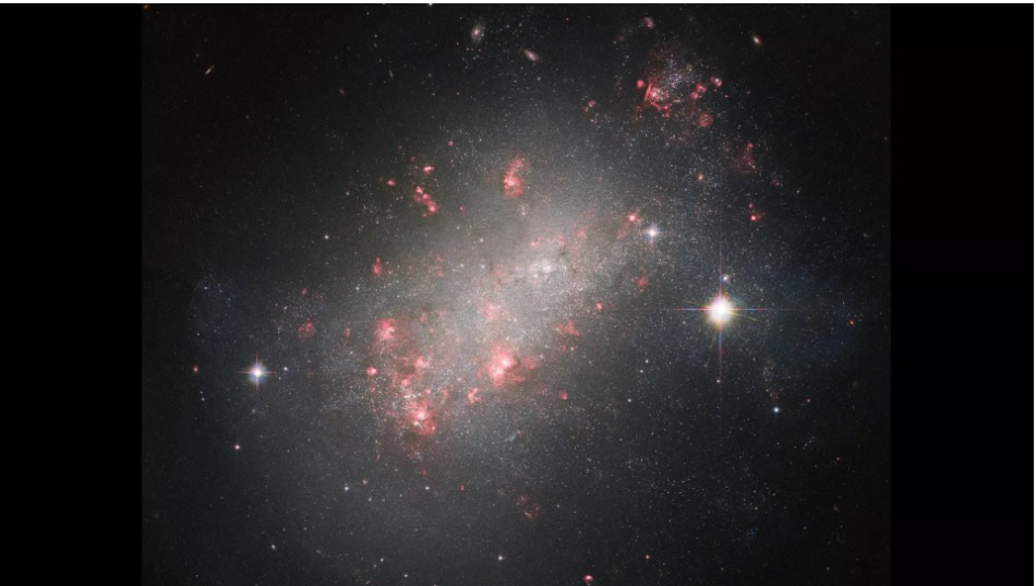 Телескоп Hubble сфотографував незвичайну карликову галактику