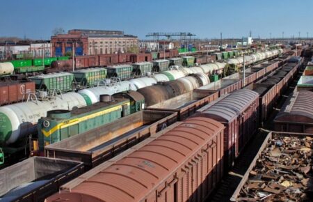 Суд арештував 390 залізничних вагонів, які належали російським та білоруським компаніям
