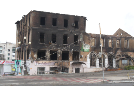 Безлюдні вулиці, згорілі будинки, катівня у відділку поліції: фоторепортаж зі звільненого Куп'янська