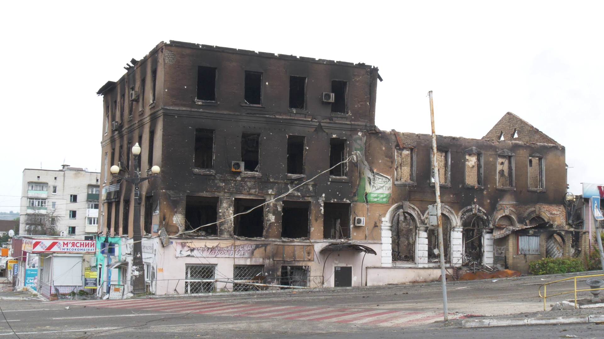 Безлюдные улицы, сгоревшие дома, пыточная в отделении полиции: фоторепортаж из освобожденного Купянска