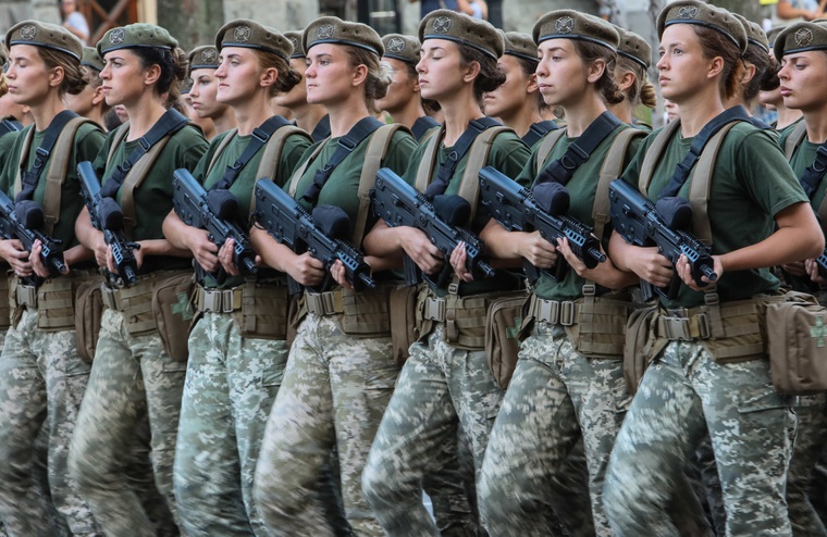 Взятие женщин на военный учет перенесли на год