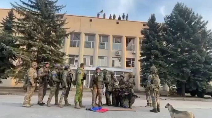 Украинские военные полностью зачистили Лиман — Зеленский (видео)