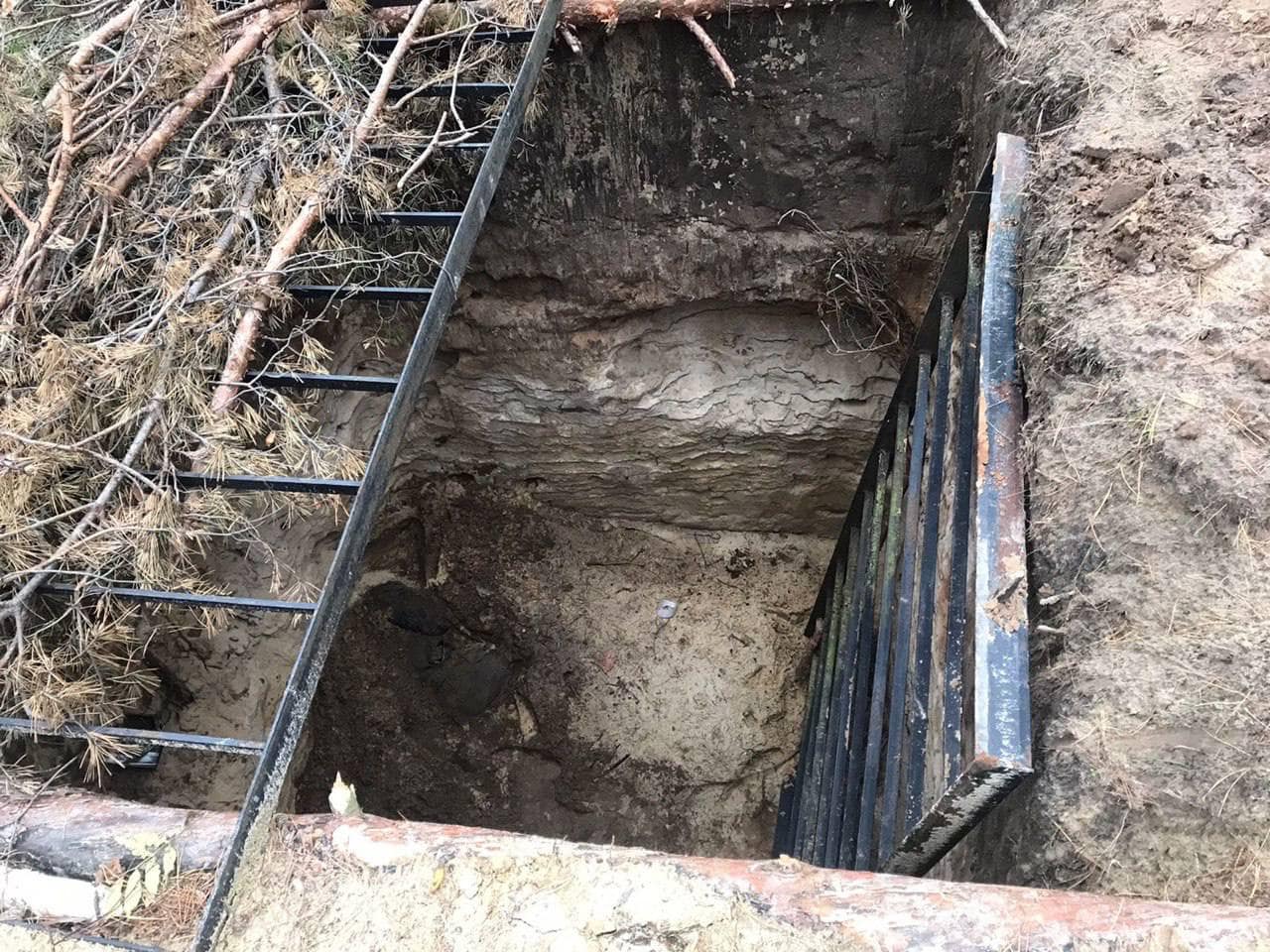 В лесу на Харьковщине россияне выкопали пыточную яму — нашли тела убитых