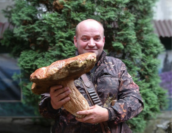 Лісничий на Закарпатті знайшов велетенський боровик вагою майже 3 кг