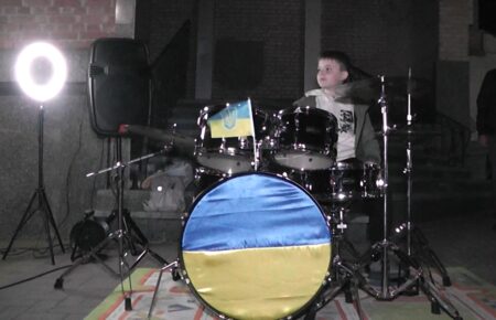 «Мечтаю дать концерт в честь победы Украины»: в Кропивницком 10-летний музыкант концертами собирает деньги на пикап для ВСУ