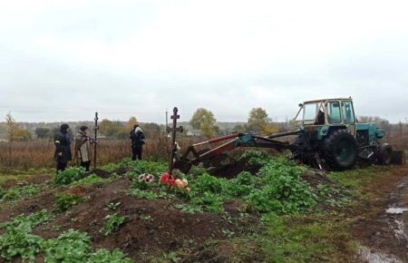 На Харківщині розпочали ексгумацію на місці масового поховання військових (фото)