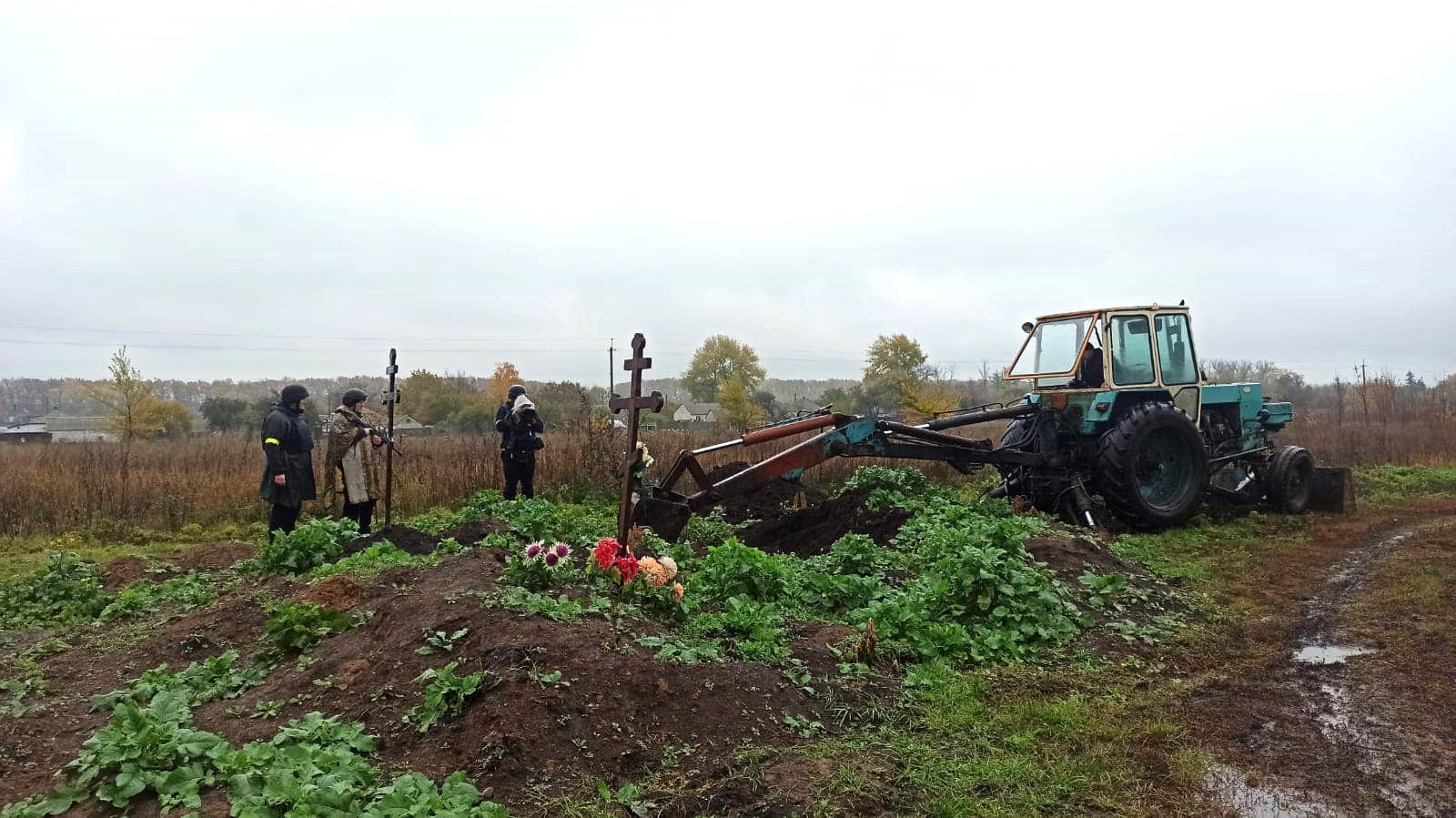 На Харківщині розпочали ексгумацію на місці масового поховання військових (фото)