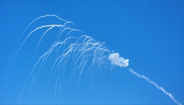 Повітряні сили збили 44 з 50 російських ракет, випущених по Україні зранку