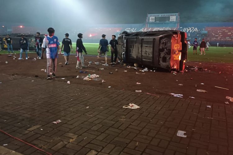 В Індонезії у тисняві на стадіоні загинули щонайменше 174 людини