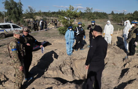 На місці масового поховання у деокупованому Лимані ексгумували перші 20 тіл