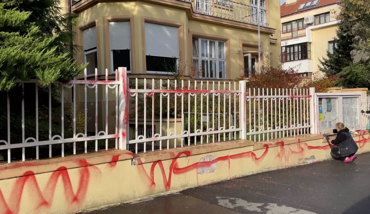 Здание посольства Украины в Праге облили красной краской