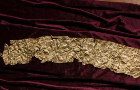 В Чехии фермер на поле нашел золотую диадему бронзового века