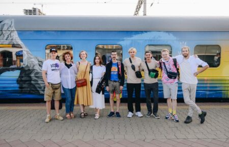 «Потяг до перемоги»: які сенси заклали українські митці у малюнки на вагонах «Укрзалізниці»