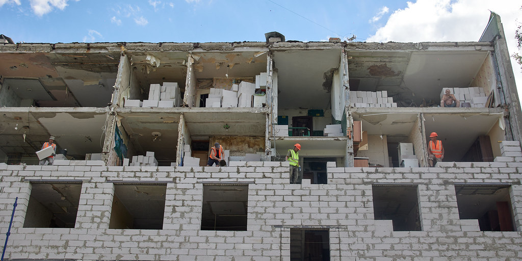 Люди отримають будинок, як з новобудови — журналістка про те, як у Харкові відновлюють зруйноване житло