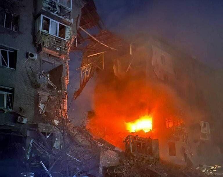 Уночі окупанти знову завдали удару по Запоріжжю, зруйнована ще одна багатоповерхівка, є постраждалі
