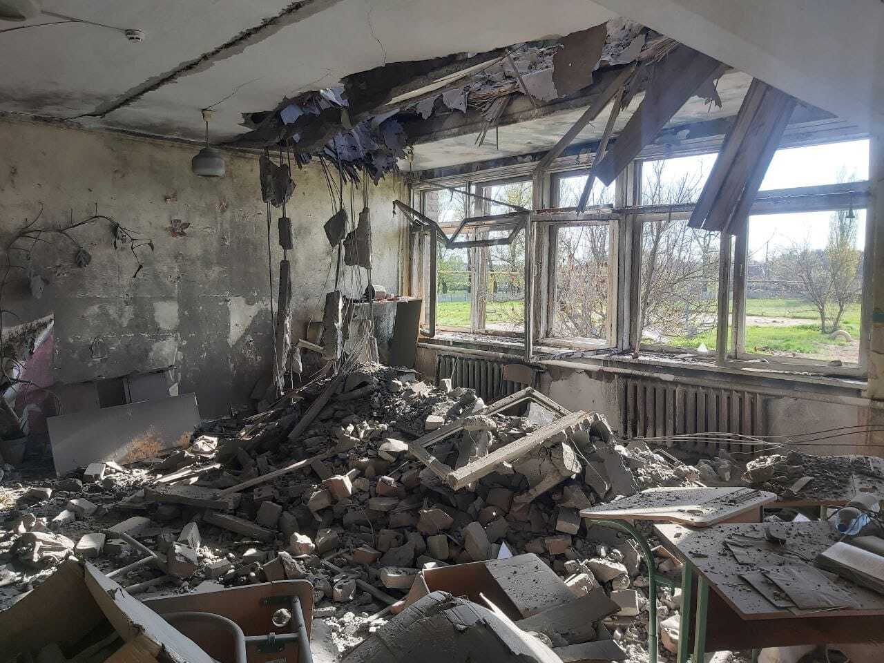 Російські окупанти зруйнували 2 школи у Запорізькій області