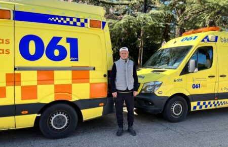 Іспанія передала Україні позашляховики, карети швидкої допомоги та медзасоби