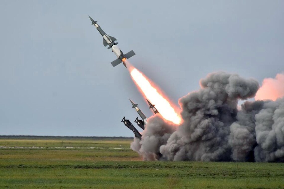 У низці областей України чути вибухи, відомо про збиття ракет