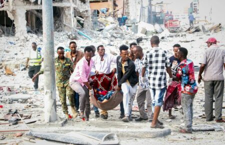 У столиці Сомалі вибухнули заміновані автомобілі: загинули щонайменше 100 людей