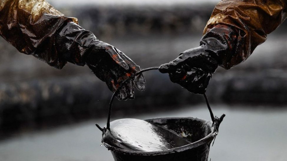 Чому Росії і досі дозволяють продавати нафту на європейські ринки?