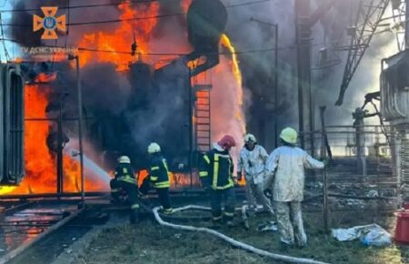 Від ракетного удару на Київщині загорілася трансформаторна підстанція підприємства